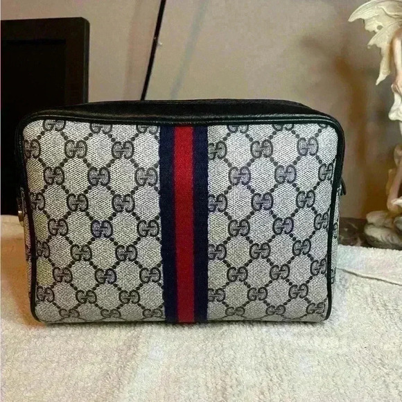 GUCCI Navy GG Supreme Canvas pouch. - Picture 1 of 9
